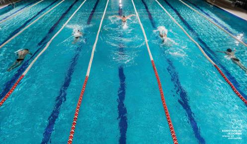 Sportowcy pływają w basenie