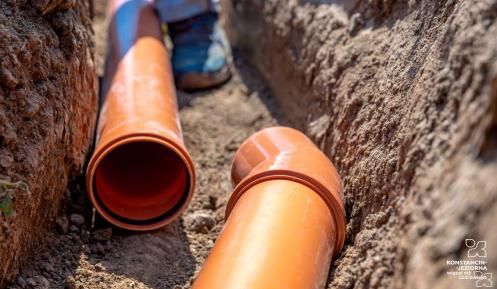 Rury kanalizacyjne (plastikowe), które są położone w tunelu wykopany w ziemi. 