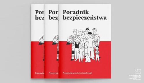 trzy egzemplarze broszury zatytułowanej „Poradnik bezpieczeństwa” z ilustracją grupy ludzi na okładce.