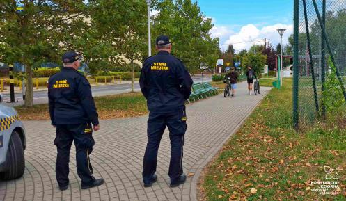 Dwóch strażników patroluje ulice.