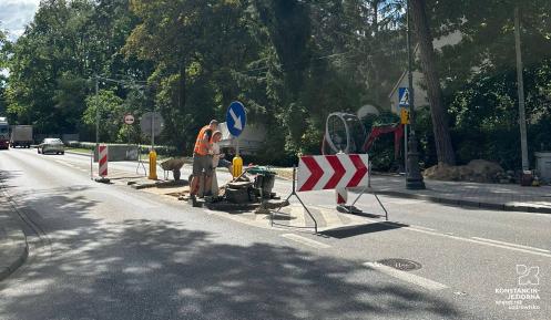 Robtnicy rozbierają nawierzchnię drogi. 