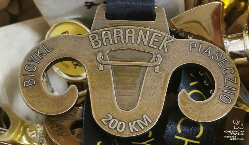 Medal w kształcie głowy baranka z rogami z napisami: Bicykl, Piaseczno, Baranek, 200 km