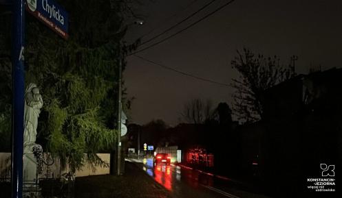 Ulica w ciemności, w tle budynek