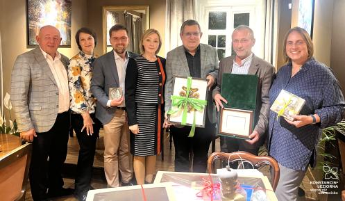 burmistrz i przedstawiciele delegacji z Krzemieńca pozują do zdjęcia w restauracji
