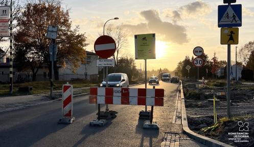 Zdjęcie zamkniętej drogi z zakazem wjazdu