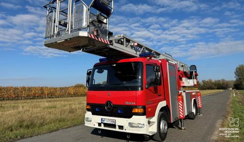 wóz strażacki na tle pól