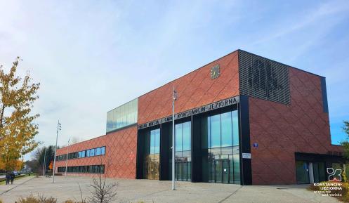 Budynek jednopiętrowy z czerwonej cegły i płaskim dachem.