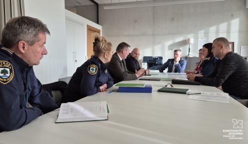 spotkanie przy stole konferencyjnym 