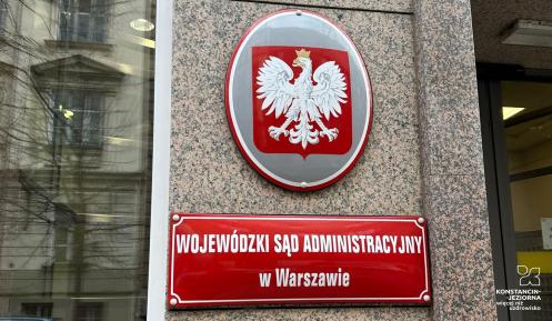 Tabliczka Wojewódzki Sąd Administracyjny w Warszawie oraz godło Polski.