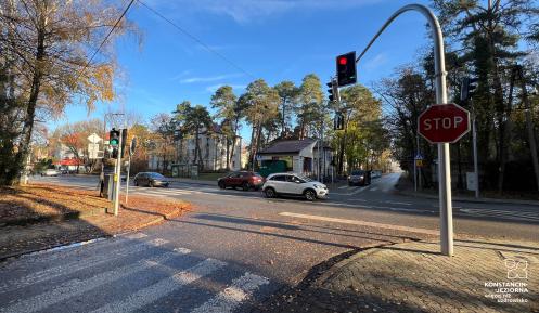 skrzyżowanie ulic z sygnalizacją świetlną