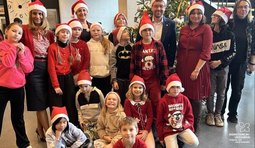 ubieranie choinki przez dzieci z władzami gminy 