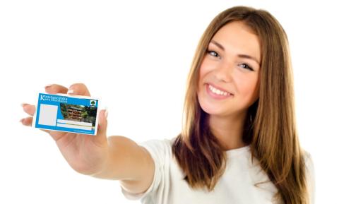 kobieta trzyma kartę mieszkańca