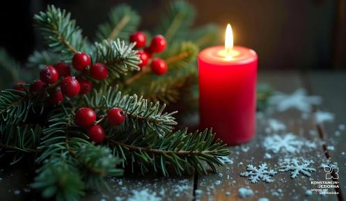 stroik świąteczny z zielonych gałązek choinki i zapalonej czerwonej świeczki