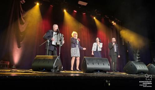 Krupa czterech osób na scenie