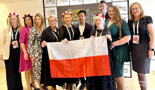 reprezentacja polskich nauczycielek trzymających polską flagę