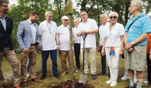 zdjęcie grupy seniorów sadzącej dąb