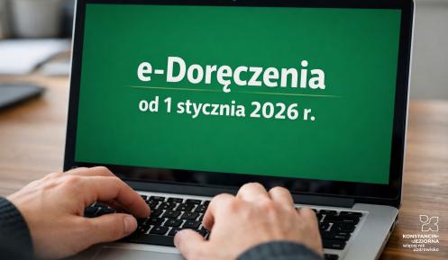 Osoba pisząca na laptopie, z widocznym zbliżeniem na dłonie na klawiaturze i ekran z zielonym tłem oraz napisem: e-Doręczenia od 1 stycznia 2026 r.