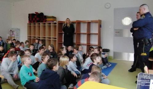 Straż miejska rozmawia z dziećmi w przedszkolu.