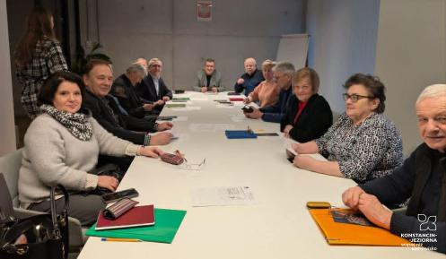 Grupa osób siedzi przy stole