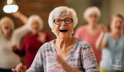 Grupa seniorów tańczy