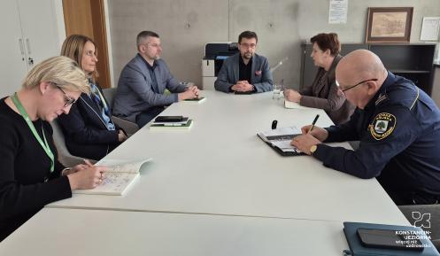 Posiedzenie Gminnego Zespołu Zarządzania Kryzysowego w Urzędzie Miasta i Gminy Konstancin-Jeziorna, podczas którego przedstawiciele władz i służb omawiają przygotowania do nadchodzących mrozów.