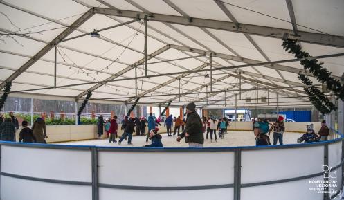 zadaszone lodowisko z łyżwiarzami