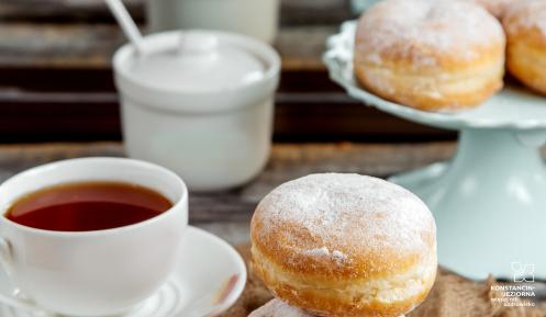 Pączki na drewnianej desce