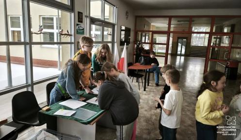 Dzieci na szkolnym korytarzu