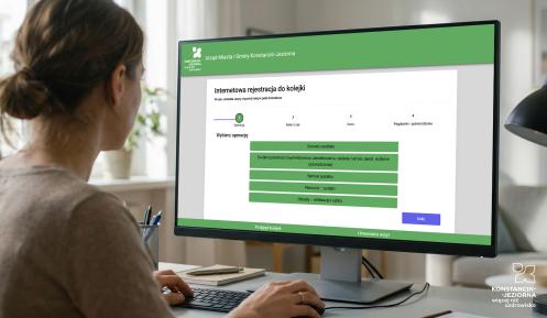 Kobieta przed komputerem