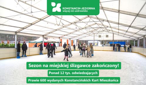 Zadaszone lodowisko w Parku Zdrojowym, na którym liczne osoby, w tym dzieci i dorośli, jeżdżą na łyżwach w zimowej, rekreacyjnej atmosferze.