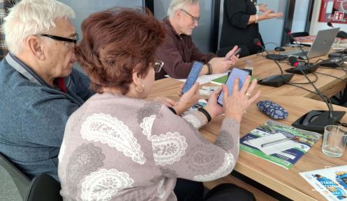 seniorzy korzystają z telefonu