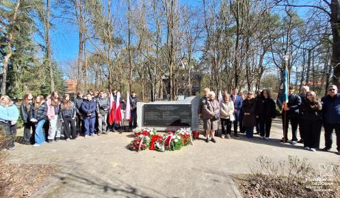 zdjęcie grupowe społeczności Konstancina-Jeziorny przy pomniku pamięci