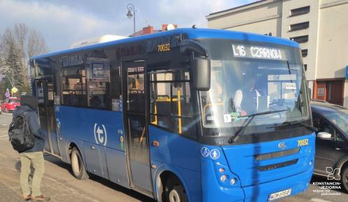 Niebieski autobus linii L16 zatrzymuje się przy przystanku miejskim, a pasażer wsiada do środka.
