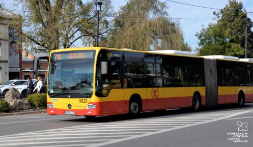 Autobus linii 710 na ulicy.
