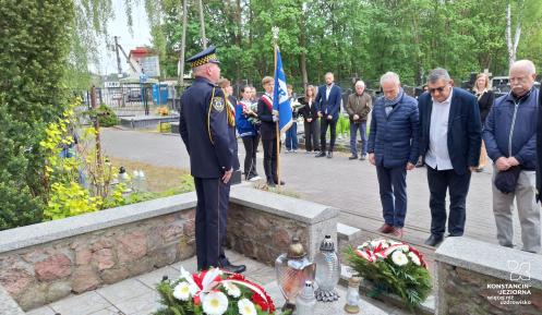 przedstawiciele seniorów składają hołd przed pomnikiem pamięci