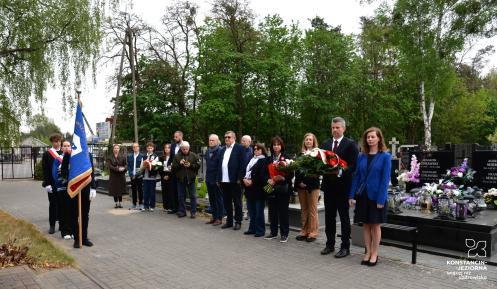 Uczestnicy uroczystości słuchają wystąpienia podczas obchodów 81. rocznicy zakończenia II wojny światowej na cmentarzu w Skolimowie.