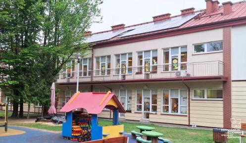 budynek z instalacją fotowoltaiczną