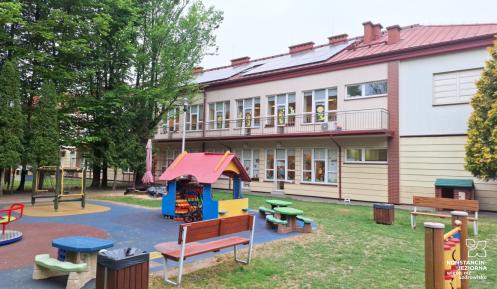 budynek z instalacją fotowoltaiczną