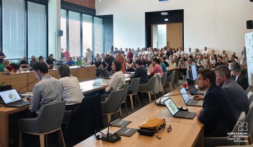Sala posiedzeń konstancińskiego magistratu wypełniona uczestnikami podczas dyskusji nad projektem Planu Ogólnego Gminy Konstancin-Jeziorna.