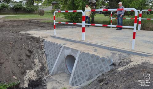 Nowo wyremontowany przepust w Opaczy wraz z umocnionym rowem odwadniającym i barierkami zabezpieczającymi przy drodze gminnej.