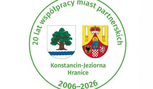 Logo 20-lecia partnerstwa Konstancina-Jeziorny i Hranic z herbami obu miast oraz napisem upamiętniającym współpracę w latach 2006–2026.