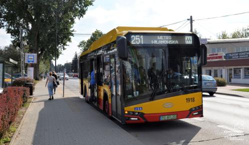 Autobus linii 251 z napisem Metro Wilanowska stojący na przystanku autobusowym.