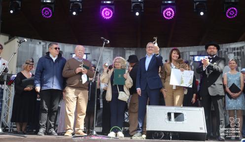 Laureaci Konkursu Jak dobrze mieć Sąsiada na scenie w amfiteatrze