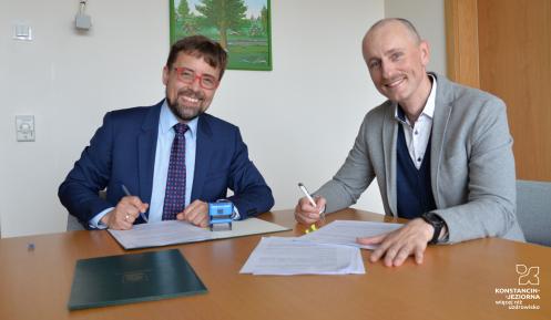 Na zdjęciu burmistrz Michał Wiśniewski oraz przedstawiciel pracowni Archigrest podpisują umowę na opracowanie koncepcji Mokradłowego Parku Przyrodniczo-Kulturowego na Łąkach Oborskich.