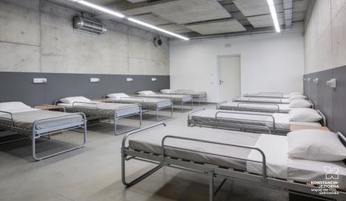 Nowoczesny schron z betonowymi ścianami i łóżkami