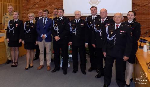 Zdjęcie grupowe przedstawicieli strażaków z burmistrzem Michałem Wiśniewskim