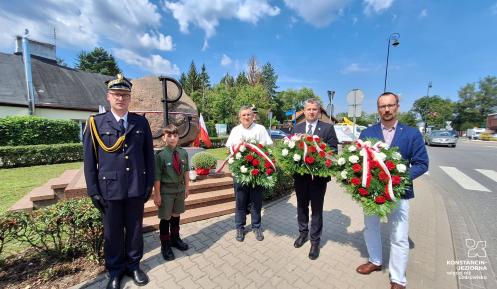 Delegacje przy kamieniu upamiętniającym poległych żołnierzy Samodzielnego Batalionu Narodowych Sił Zbrojnych Armii Krajowej przy rondzie św. Jana Pawła II,