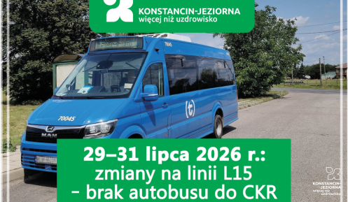 Niebieski autobus linii lokalnej na tle ulicy w Konstancinie-Jeziornie z planszą informującą o zmianach na linii L15 i braku dojazdu do Centrum Kompleksowej Rehabilitacji w dniach 29–31 lipca 2026 r.