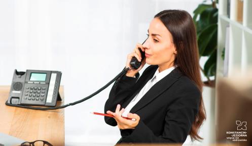 Kobieta trzymająca telefon w ręku