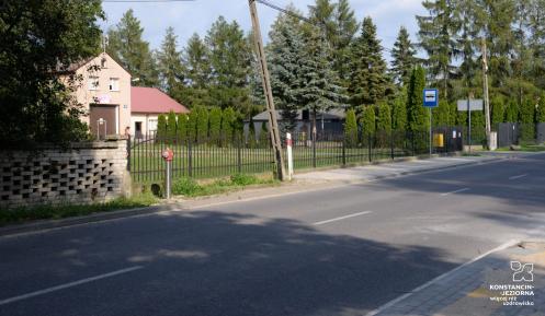 Na zdjęciu widoczny jest nowy przystanek autobusowy „Czernidła-Dom Ludowy”. Przy utwardzonym peronie ustawiono słupek z oznaczeniem przystanku, a obok znajduje się jezdnia otoczona drzewami i zabudową jednorodzinną. Przystanek został przygotowany do obsługi pasażerów komunikacji publicznej